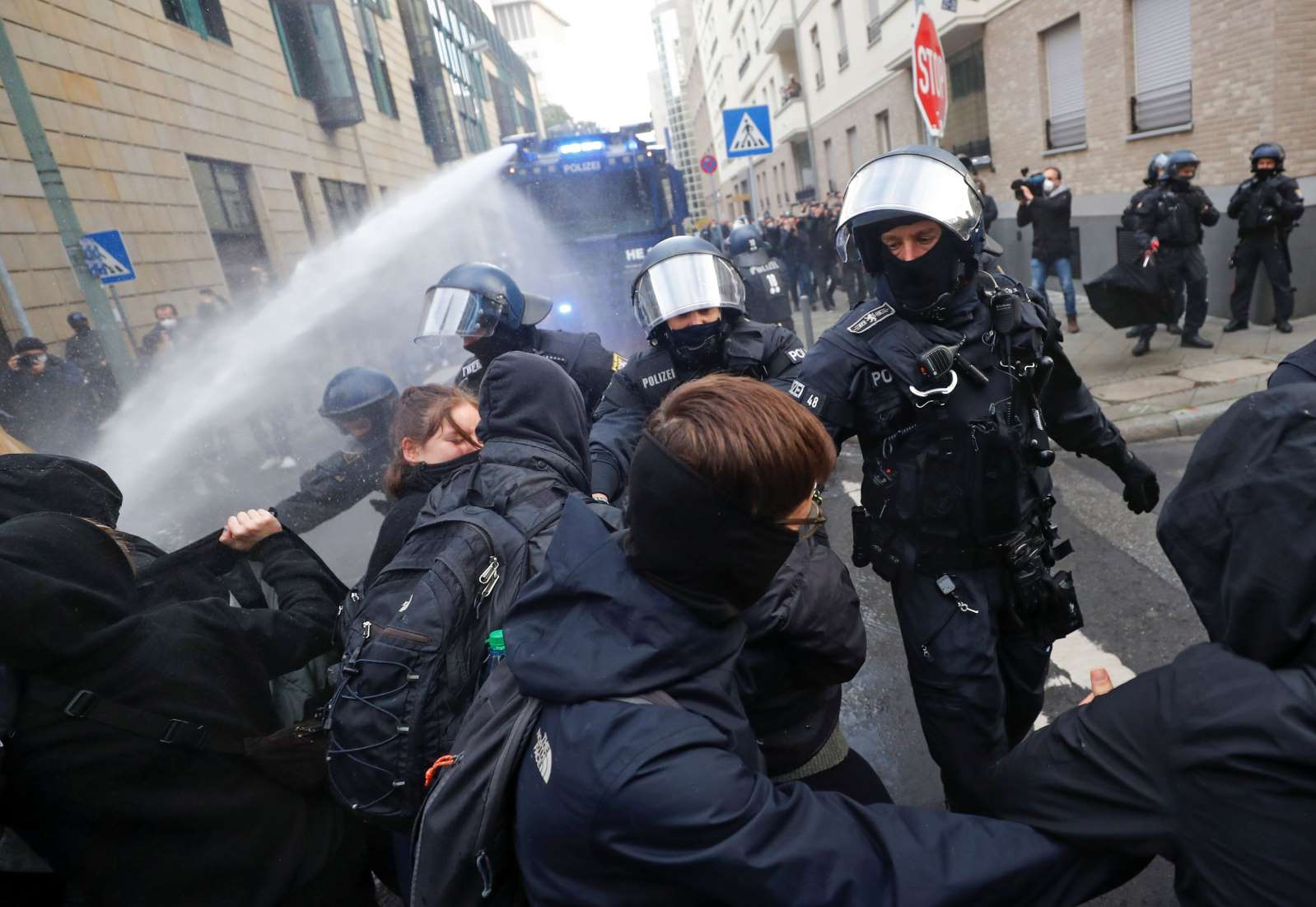 Fransada 62 polis əməkdaşı xəsarət alıb - VİDEO