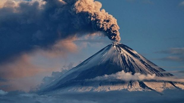 Rusiyada 24 saatda iki dəfə vulkan püskürdü: Narıncı təhlükə kodu elan edildi - VİDEO