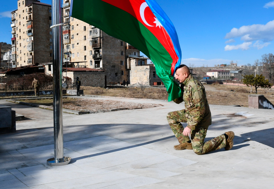 Prezident İlham Əliyev Şuşada Azərbaycan bayrağını qaldırıb - FOTO