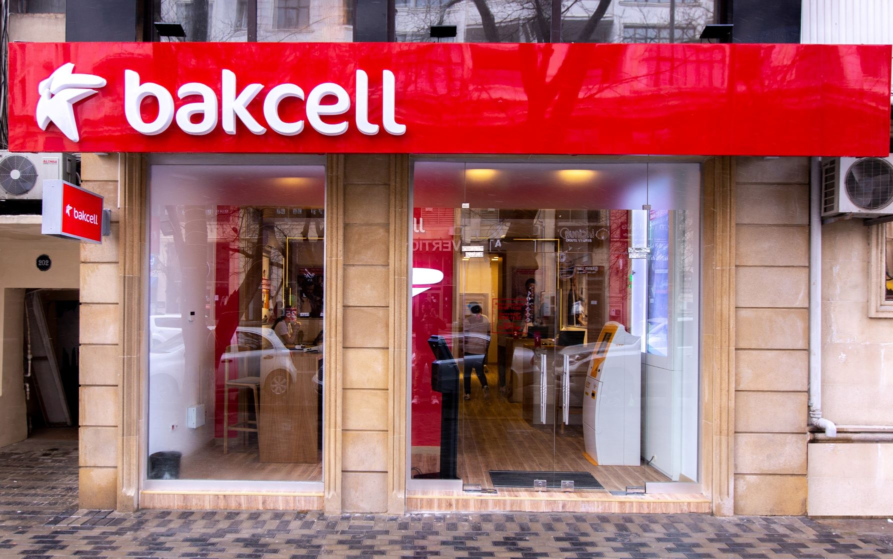 Bakcell Bakıda yeni konsept mağazası təqdim etdi - FOTO