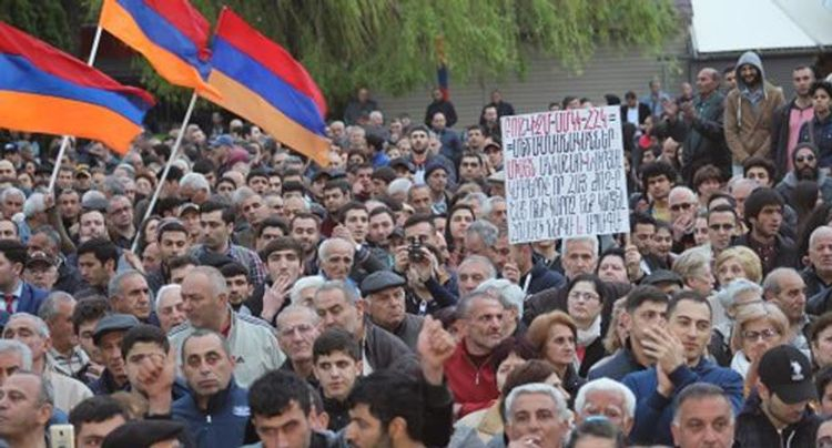 Ermənistanda Paşinyanın istefası tələbi ilə mitinq keçirilir