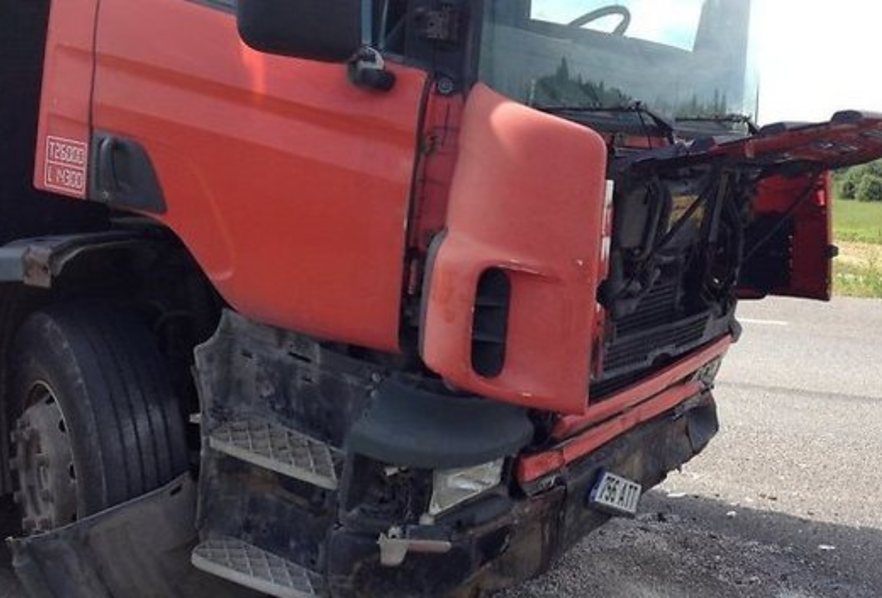 Azərbaycanda yük maşını traktorla toqquşdu: Ölən var