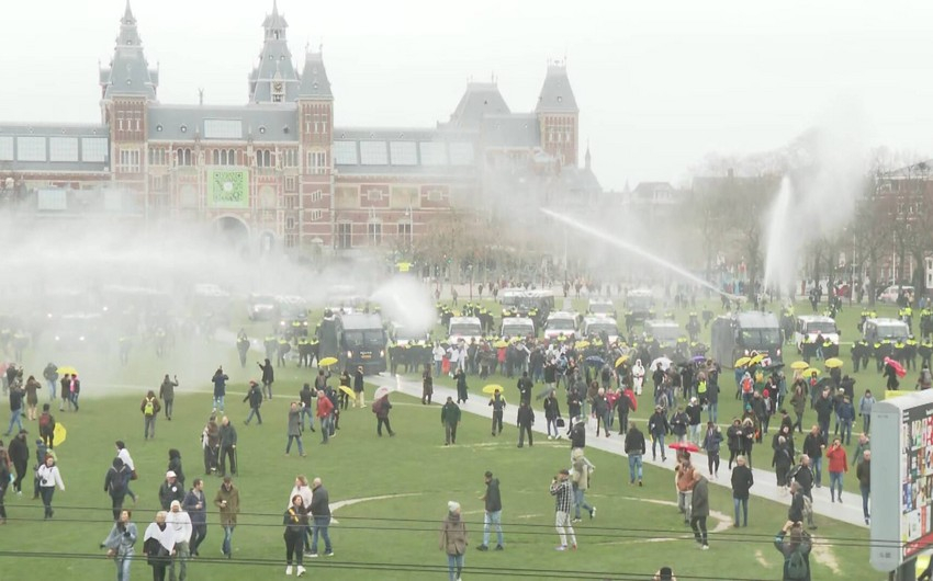 Amsterdamda polis etiraz aksiyasını dağıdıb, onlarla insan saxlanılıb