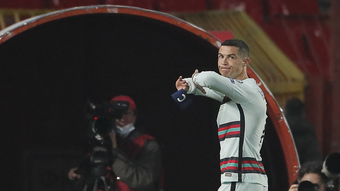 Ronaldonun yerə atdığı kapitanlıq sarğısı hərraca çıxarıldı - VİDEO