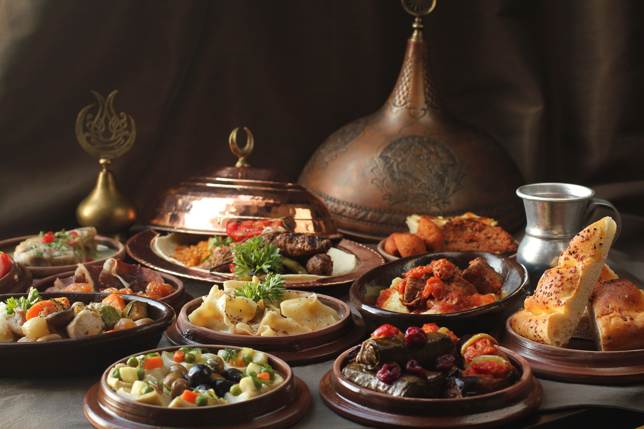 В рамадан едят мясо. Османская кухня блюда. Национальная кухня Турции. Стол с едой. Европейская кухня.