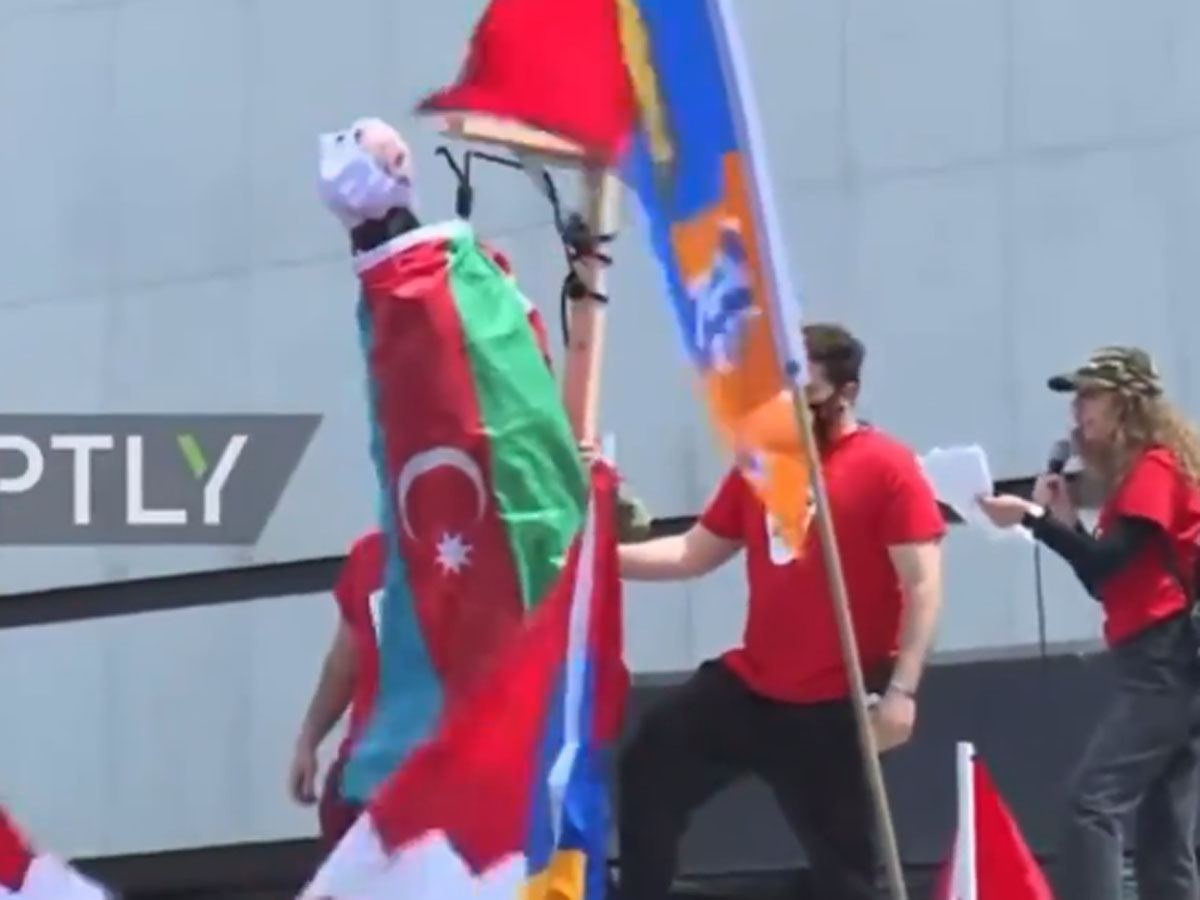 Ermənilər ABŞ-da Azərbaycan bayrağına bükülmüş manekeni “edam” etdilər - VİDEO