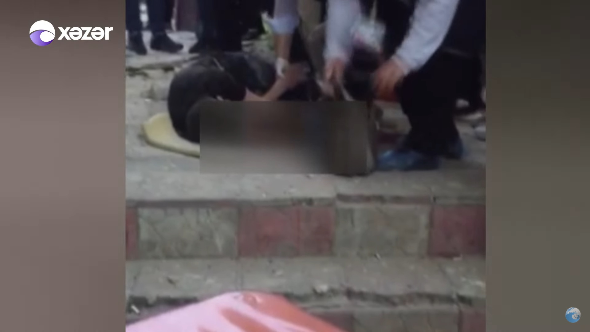Сильно упала головой. В Баку на голову ребенка упал камень. Падение камня на голову. Ребёнок упал на камни ногой.