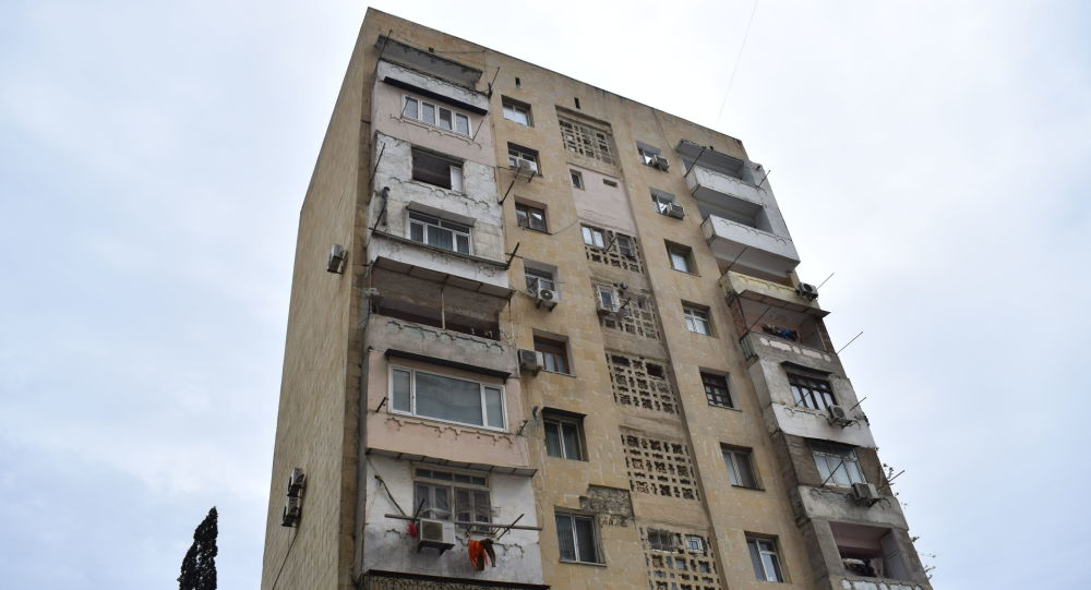 Bakıda göydən daş yağır: Aqlaylı binalar ölüm saçır - FOTO