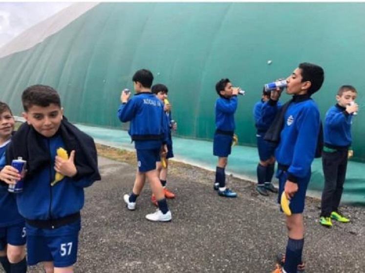 Klub prezidenti azyaşlı futbolçulara enerji içkisi verilməsindən DANIŞDI - YENİLƏNİB - FOTO