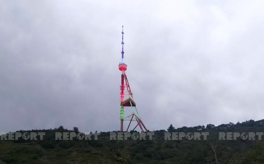 Tbilisi teleqülləsi Azərbaycan bayrağının rəngləri ilə işıqlandırılıb - FOTO