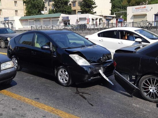 Bakıda taksi sürücüsü "Prius"u vurub aşırtdı - ANBAAN VİDEO