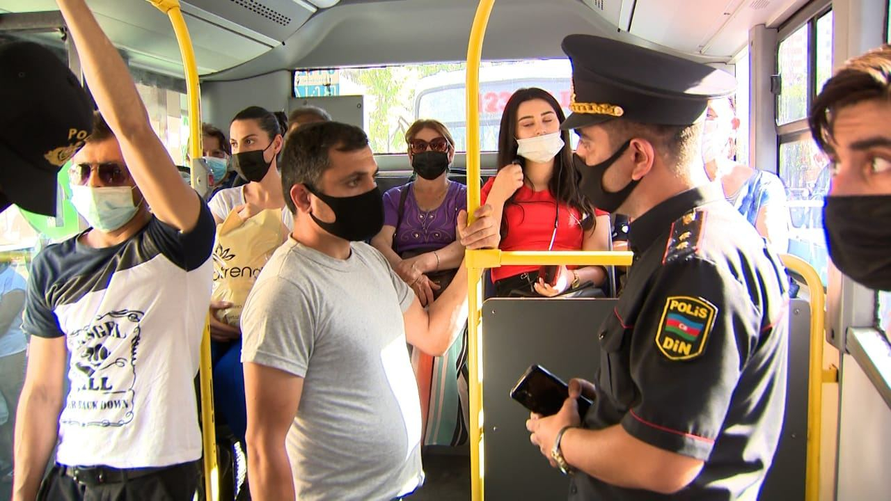 Polis maska ilə bağlı qapalı məkanlarda reyd keçirib - FOTO/VİDEO
