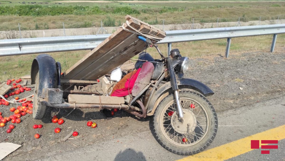 Azərbaycanda motosiklet yük avtomobili ilə toqquşdu, sürücü öldü - FOTO