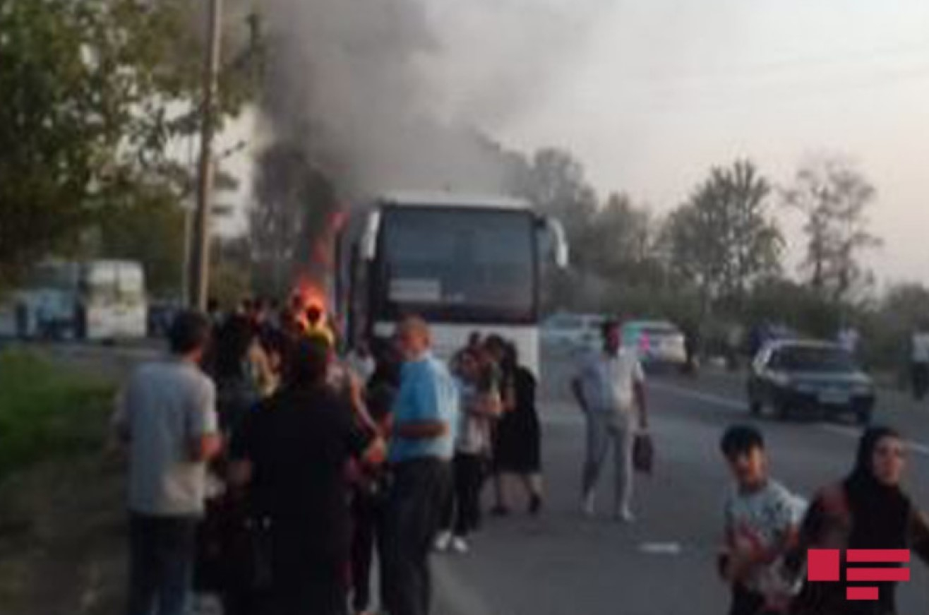 Bakı-Mingəçevir marşrutu üzrə işləyən sərnişin avtobusu yandı - FOTO