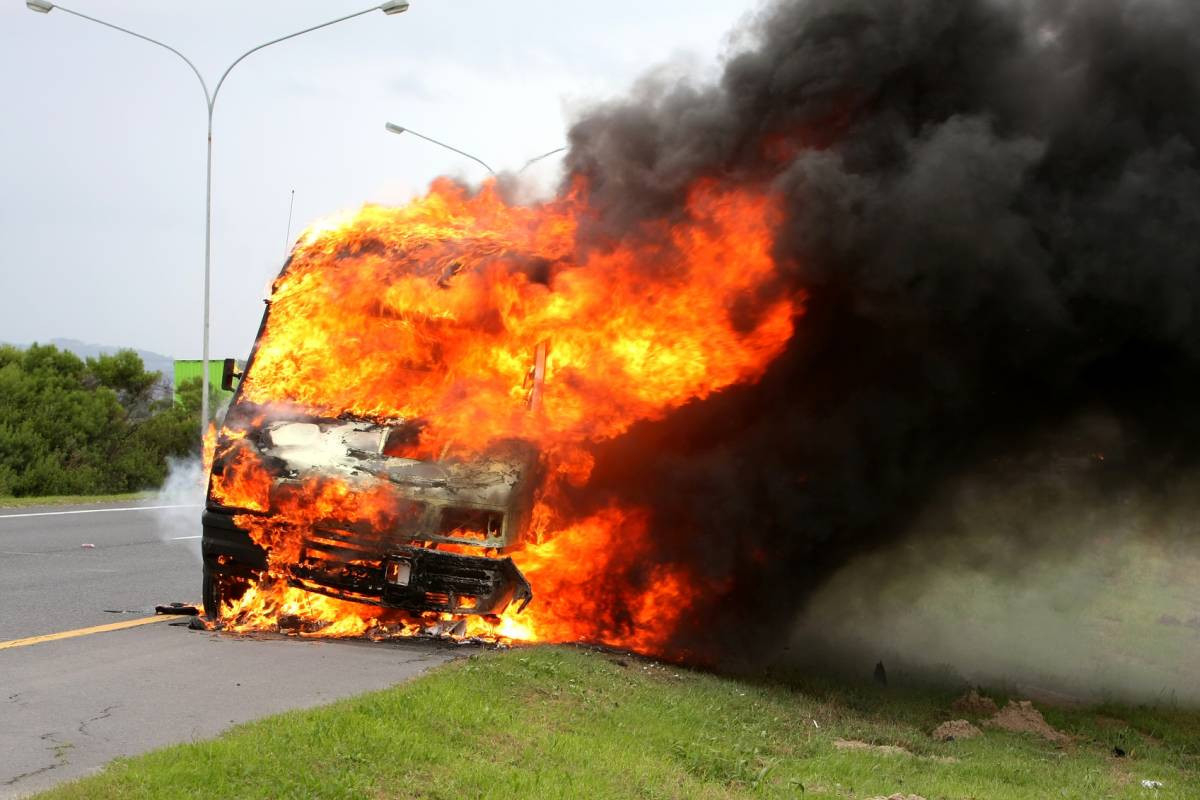 Yol polisindən yanan avtomobillərlə bağlı sürücülərə XƏBƏRDARLIQ