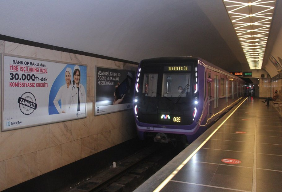 Bakı metrosunda halı pisləşən gənc qatar yoluna düşdü