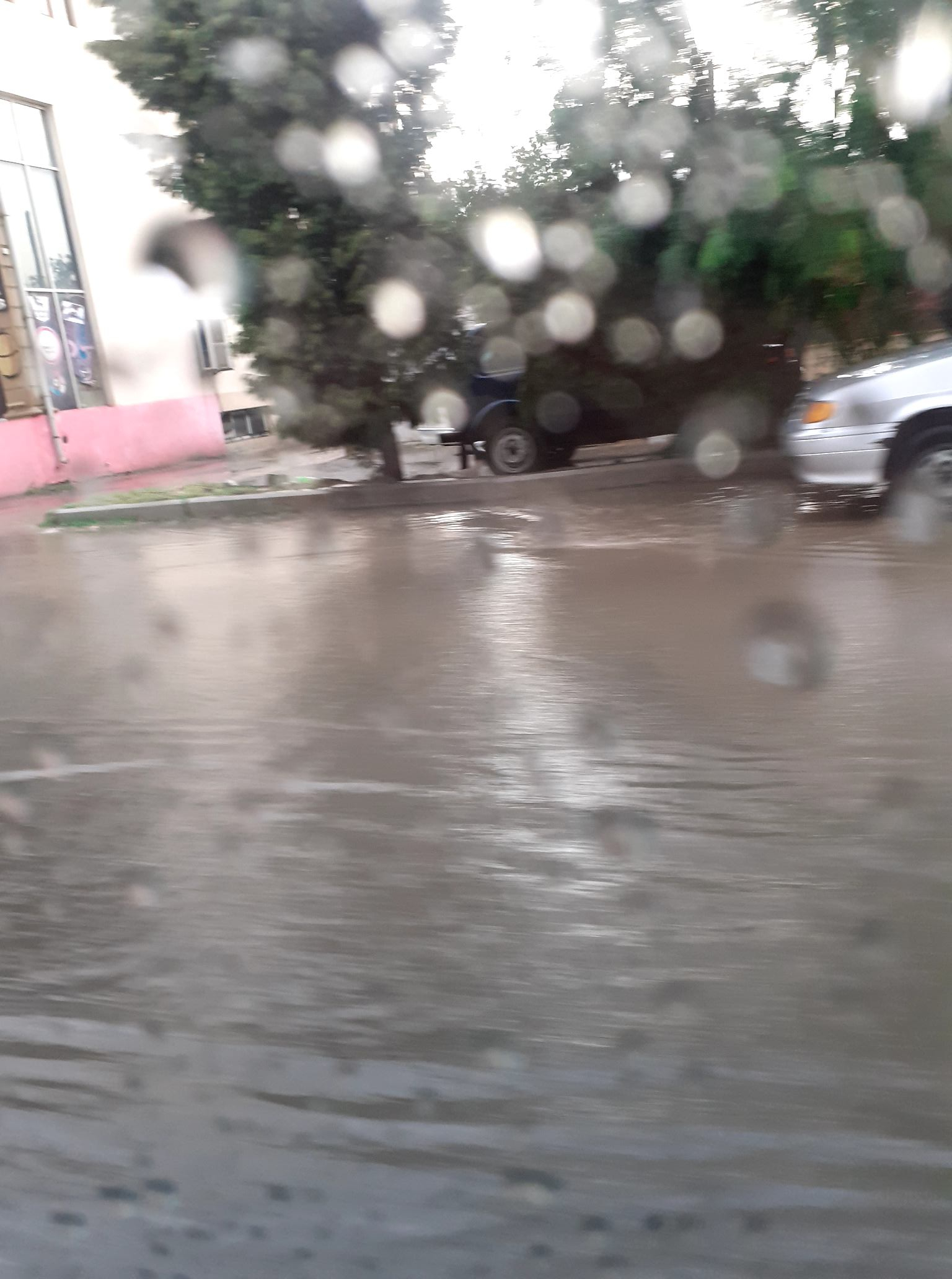 Gəncəyə güclü yağış yağdı, yolları su basdı - FOTO