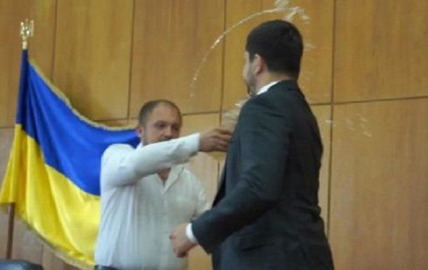 Ukraynada şəhər meri deputatı “suladı” – VİDEO