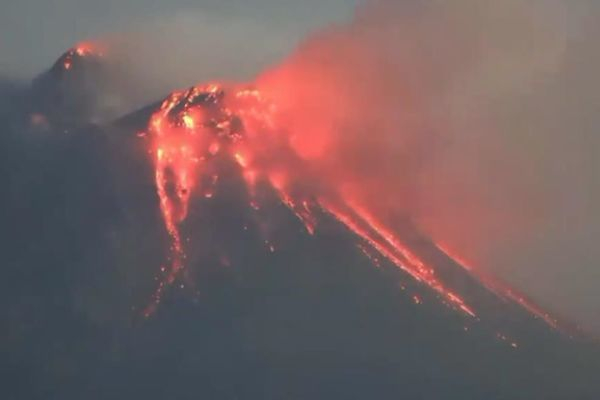 Rusiyada vulkan püskürdü: kül dumanı 3 min metrə qalxdı – VİDEO