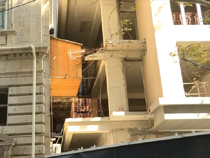 Bakıda qeyri-adi hadisə: Binanın balkonu yeni tikilən digər binanın içərisində qaldı - VİDEO