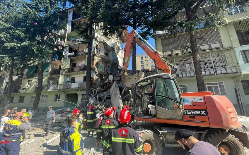 Batumidə yaşayış binasının çökməsinin səbəbi açıqlandı: 3 nəfər saxlanılıb