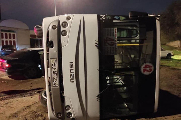 Sumqayıtda minik avtomobili ilə toqquşan avtobus aşdı - FOTO