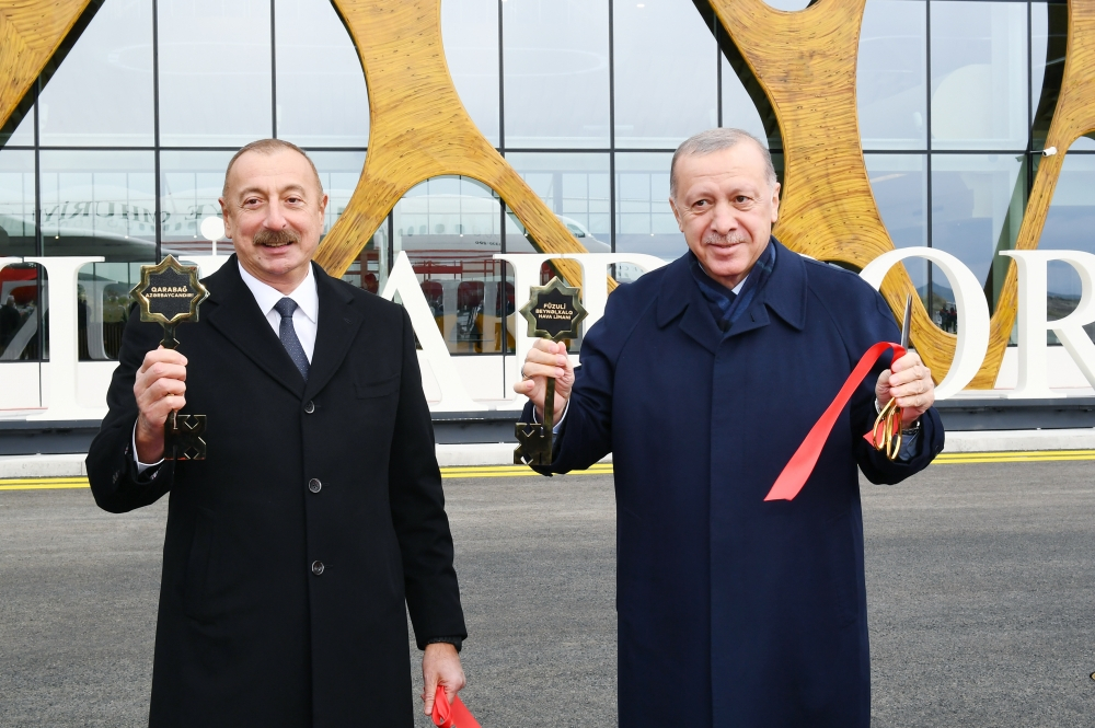 Prezidentlərə Füzuli aeroportunun rəmzi açarları təqdim edildi - VİDEO