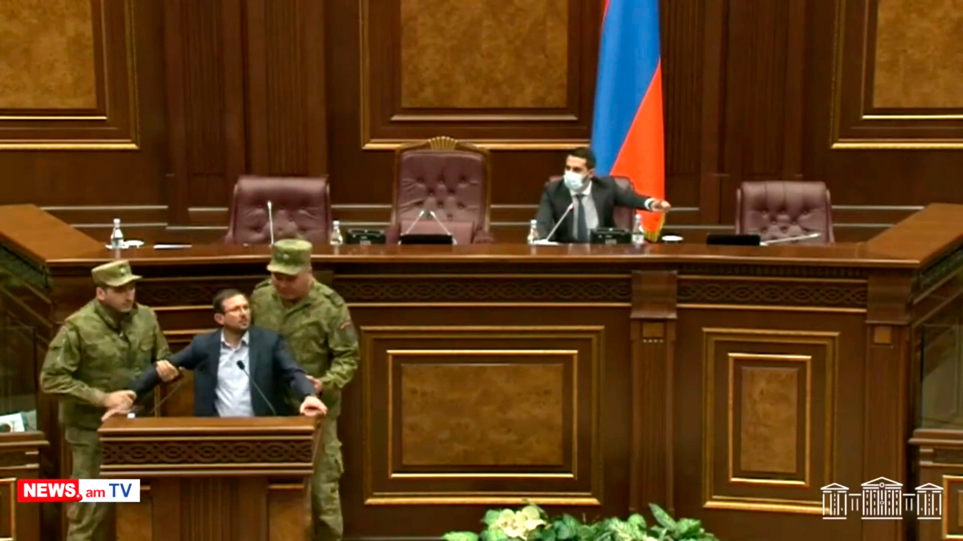 Ermənistan parlamentində qalmaqal: Deputatın qollarını burub zaldan çıxardılar - VİDEO