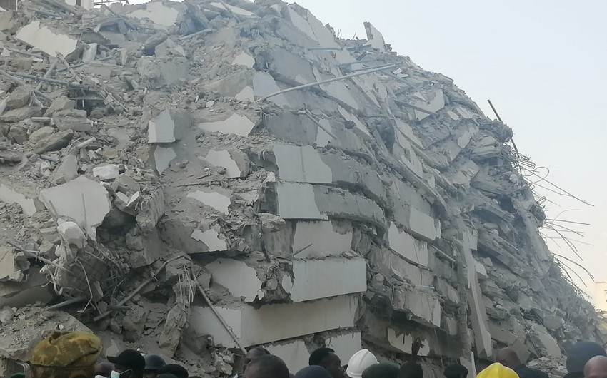 Nigeriyada 21 mərtəbəli bina çökdü, onlarla insan dağıntılar altında qaldı