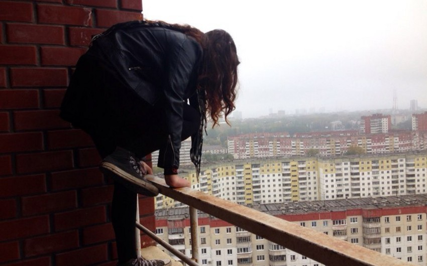 Abşeronda 15 yaşlı qız özünü binadan ataraq intihar edib