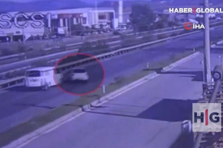 Yol kənarındakı baryerlərə çırpılan avtomobil ağır qəza törətdi – ANBAAN VİDEO