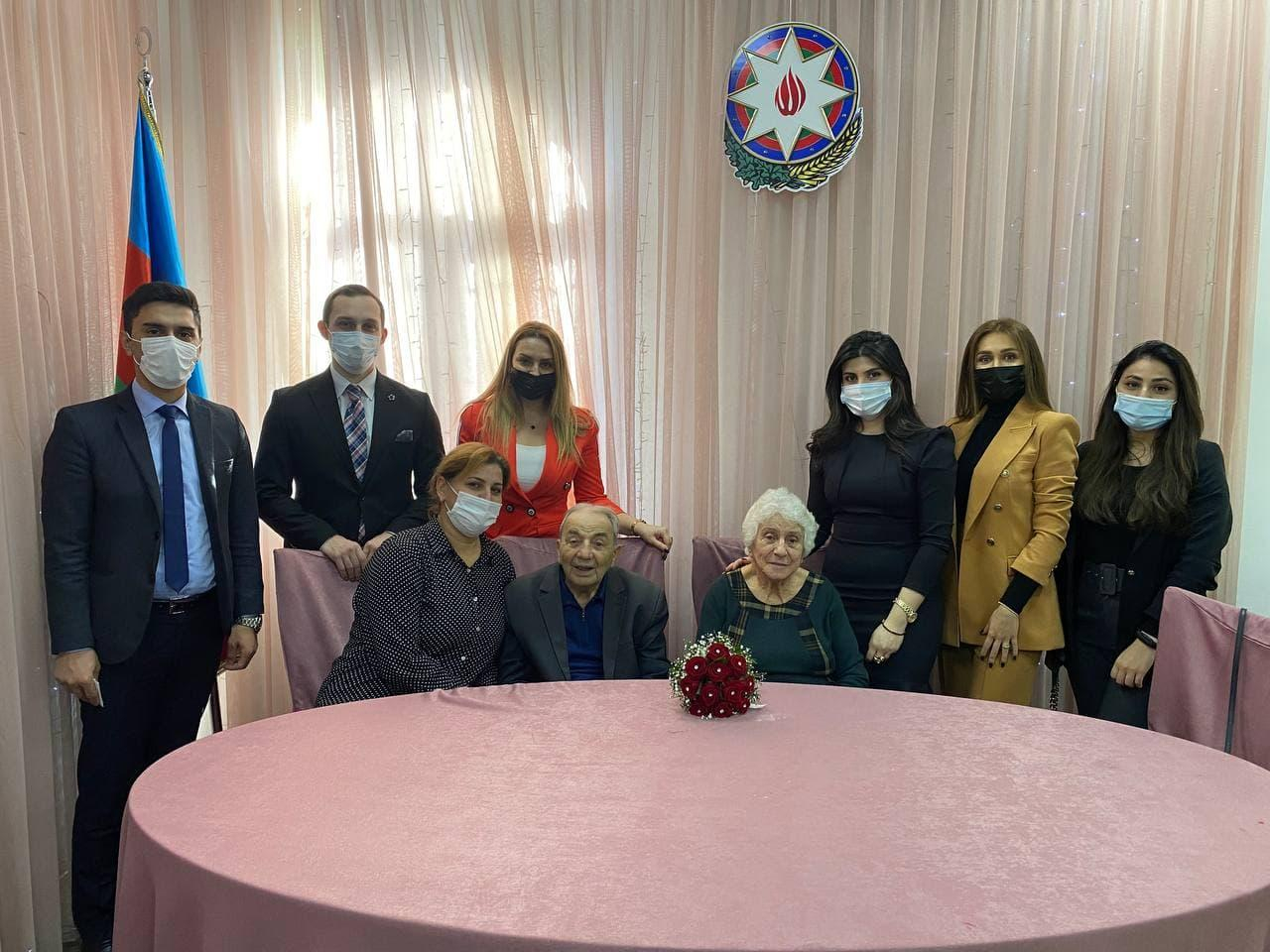 Bakıda 87 yaşlı kişi 78 yaşlı qadınla evləndi - FOTO