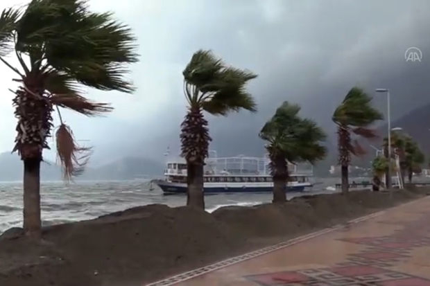 Türkiyədə baş verən güclü fırtına gəmi nəqliyyatının hərəkətini iflic edib - VİDEO