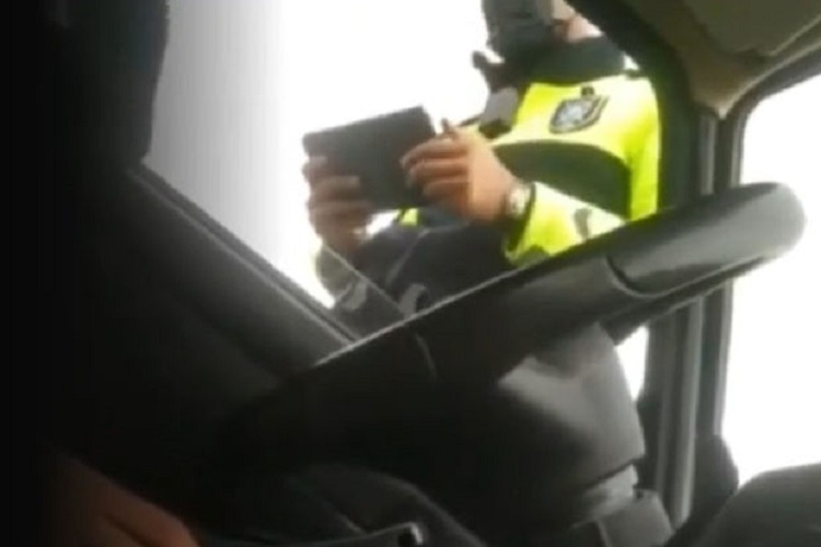 Polislə sürücü arasında mübahisə - VİDEO