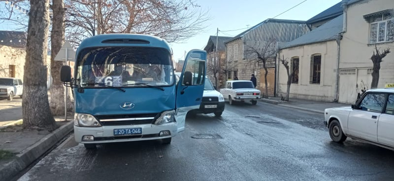 Gəncədə yolun buzlaşması qəzaya səbəb oldu, sərnişin avtobusu minik maşını ilə toqquşdu - FOTO