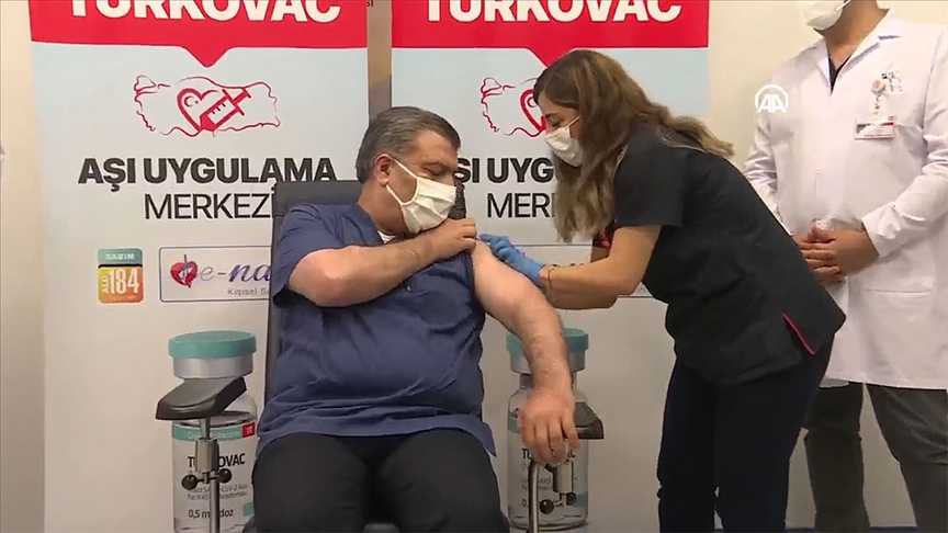 Türkiyənin səhiyyə naziri TURKOVAC vaksini vurdurdu - VİDEO