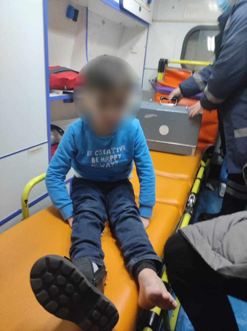 Marketdə eskalatora ilişən 6 yaşlı uşağın ayağı sındı - VİDEO - YENİLƏNİB