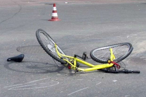 Lənkəranda avtomobil yeniyetmə velosipedçini vurdu