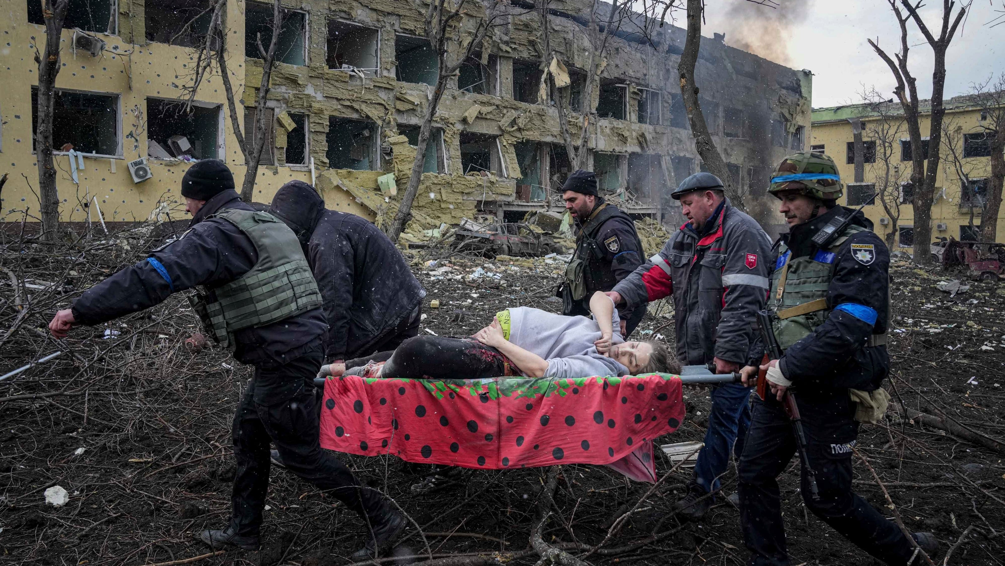Mariupolda doğum evinin bombalanması nəticəsində yaralanan hamilə qadın öldü