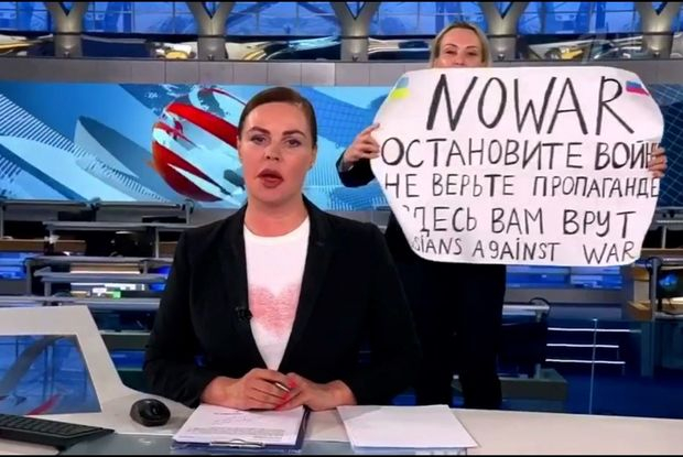 Rusiyanın ORT telekanlının canlı efirində insident - VİDEO