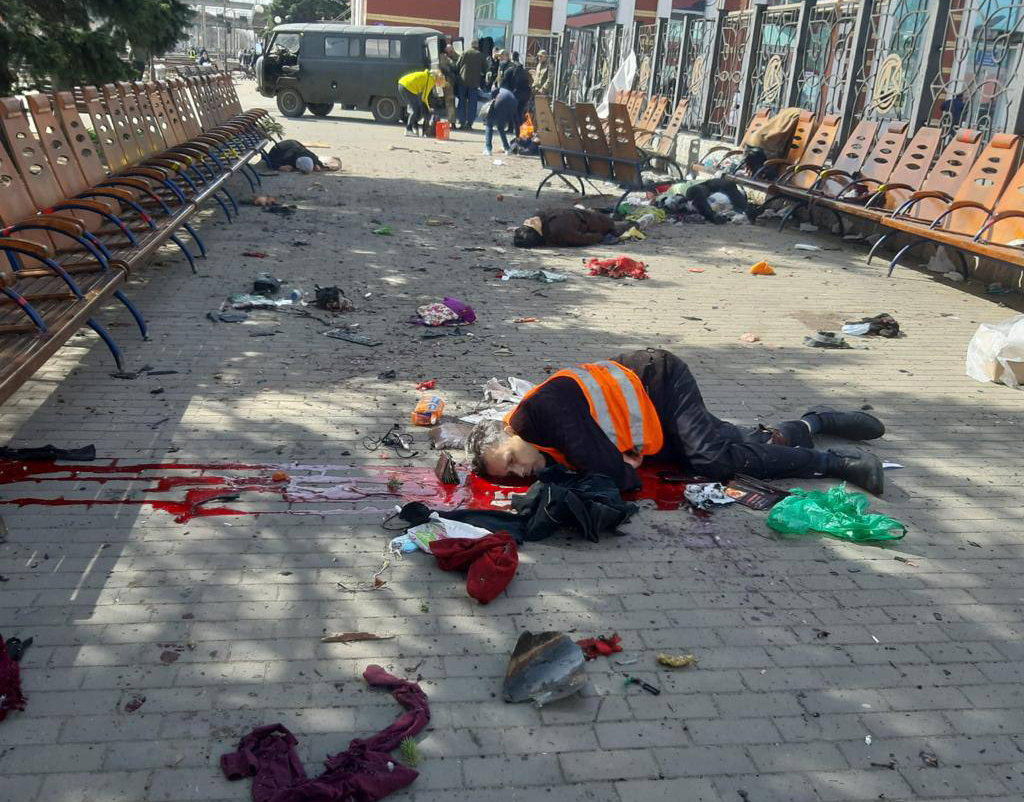Ukraynada vağzal raket atəşinə tutuldu: 4-ü uşaq olmaqla, 39 ölü - FOTO/VİDEO - YENİLƏNİB
