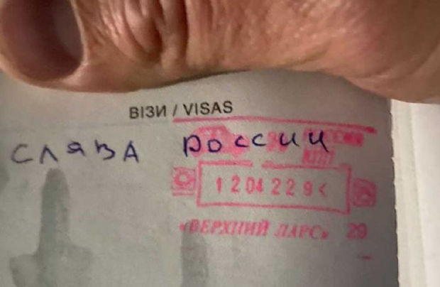Rusiya sərhədçiləri sərhəddə Ukrayna vətəndaşının pasportunu yararsız hala saldı - FOTO