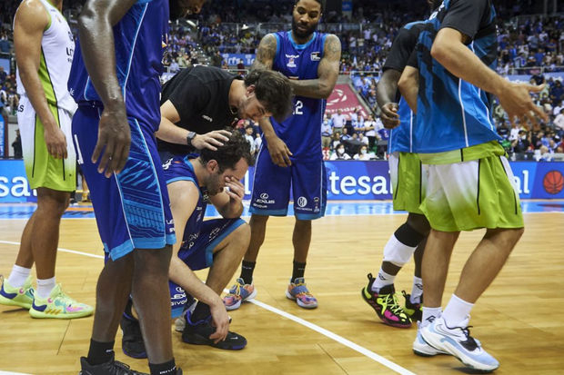 İspaniyada basketbol klubunun prezidenti oyunçularını diz çökdürərək üzr istədib