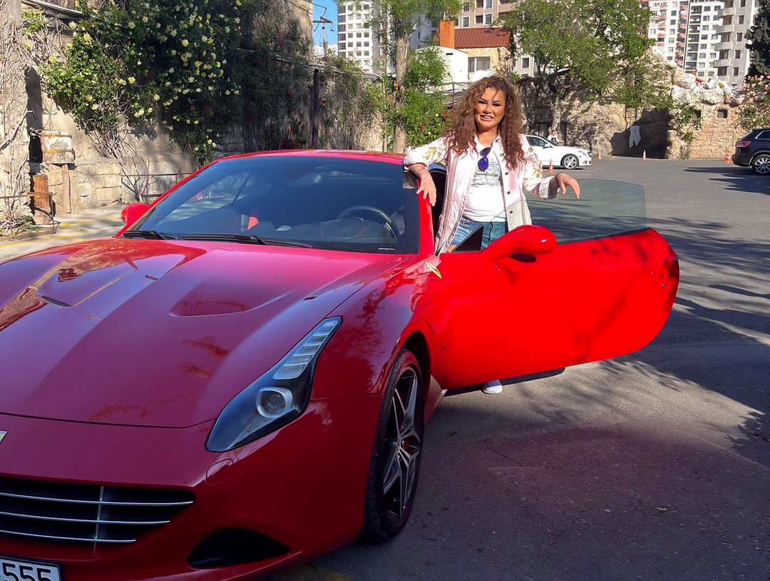 Bakıda restoran sahibi Deniz Sekiye "Ferrari" hədiyyə etdi - FOTO