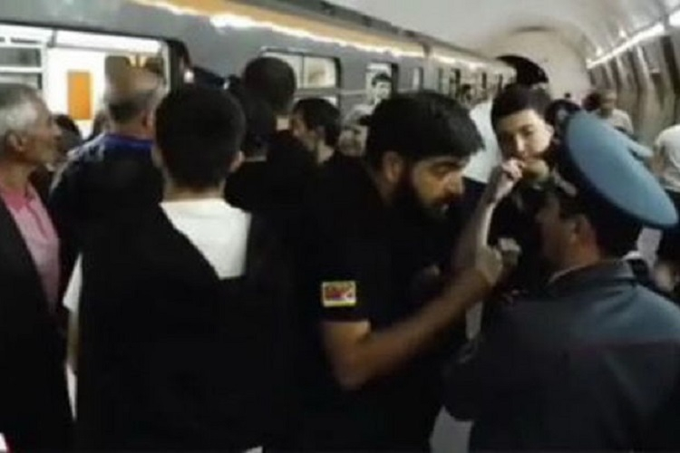 İrəvanda metroda gərgin anlar: Polis güc tətbiq etdi - VİDEO