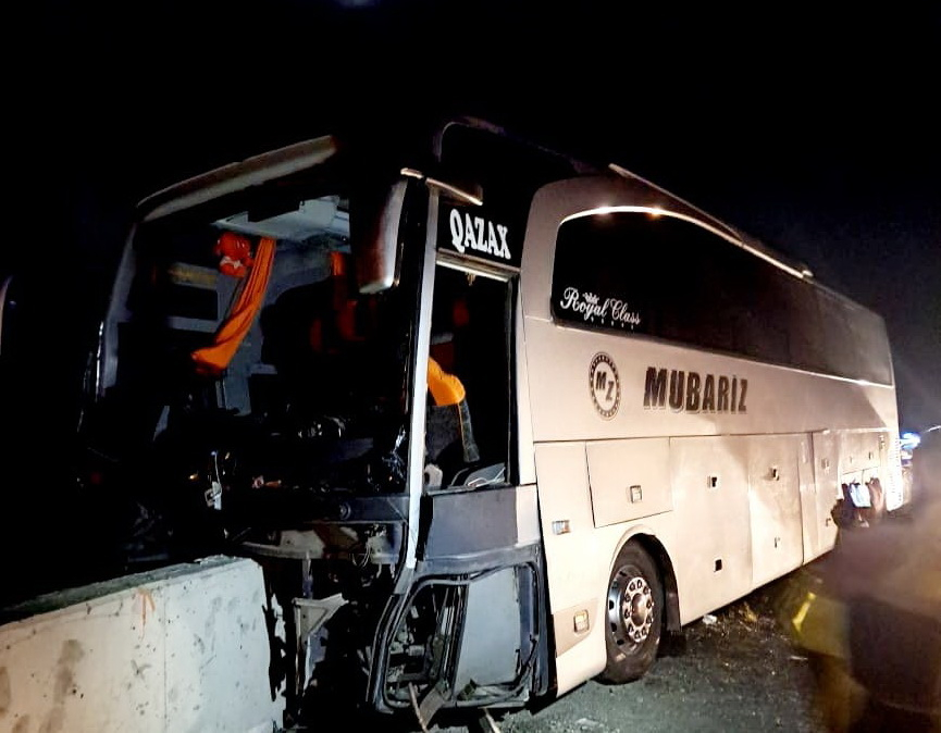 Müəllim və şagirdləri daşıyan avtobus qəzaya uğradı: