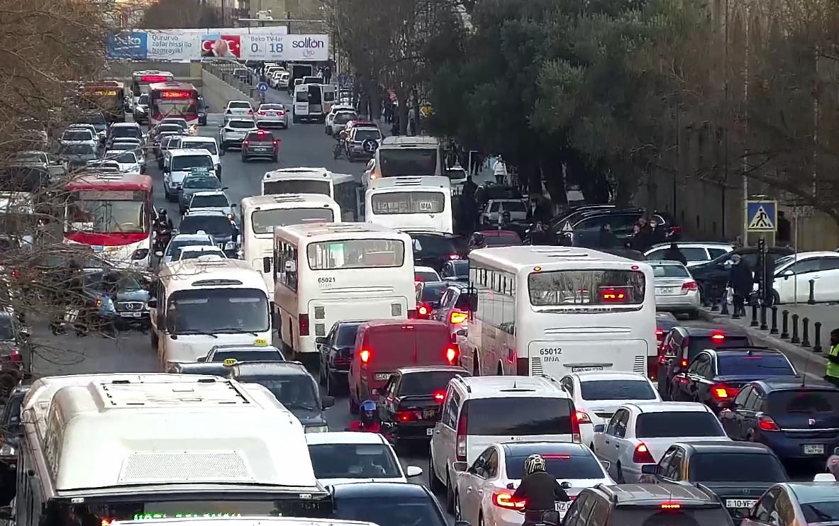 Bakıda 40-a yaxın müntəzəm marşrut xətti üzrə avtobusların hərəkəti ləngiyir