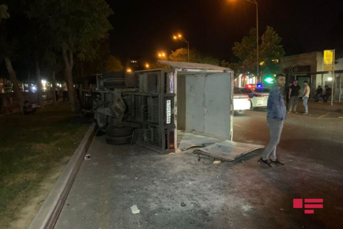 Bakıda un daşıyan avtomobil aşıb - FOTO/VİDEO