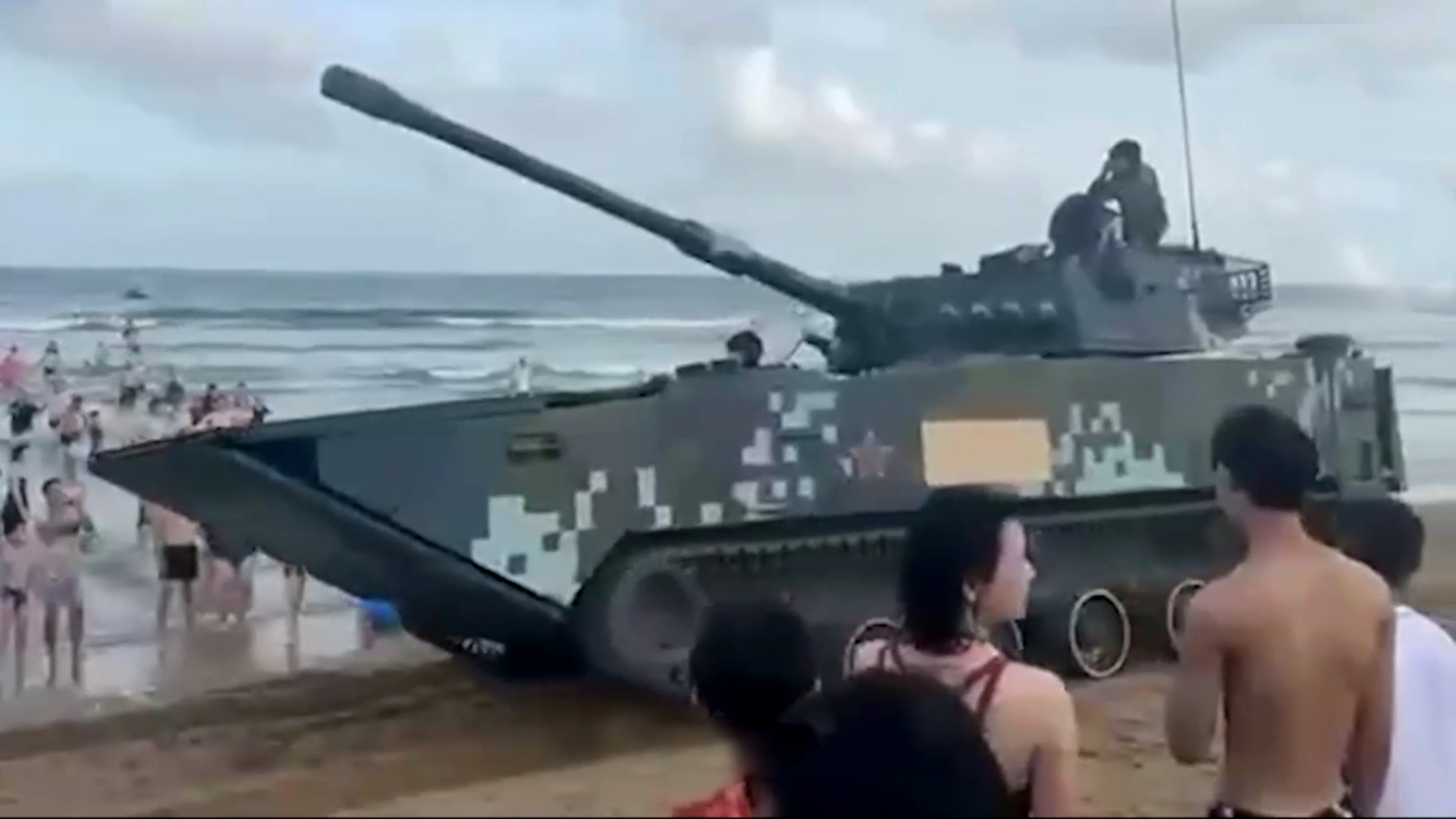 Çin ordusu Tayvan yaxınlığındakı çimərliyə tanklarını çıxardı - VİDEO