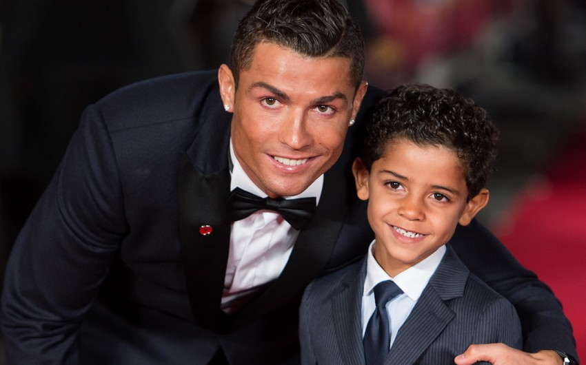 Ronaldo oğluna telefon işlətməyi qadağan edib